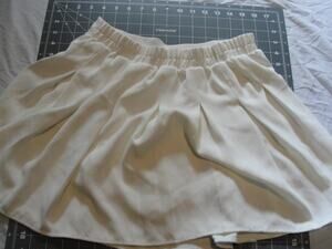 white pleated bubble skort from the brand Promesawith pleated details size med